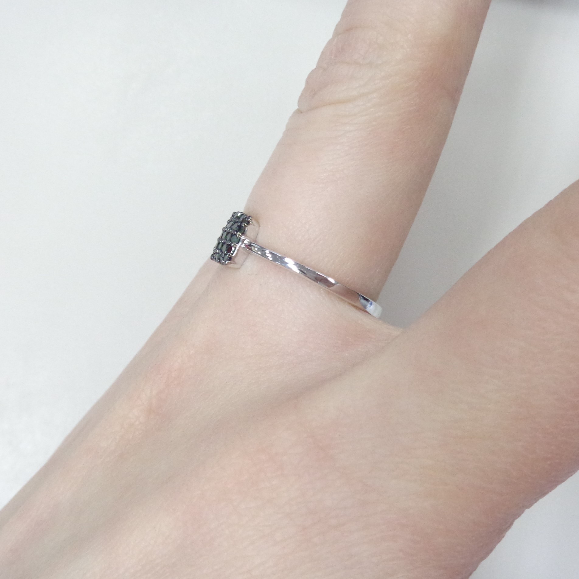 Серебряное кольцо с зелеными бриллиантами